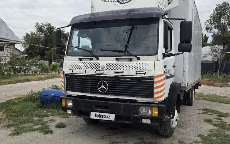 Mercedes-Benz 814