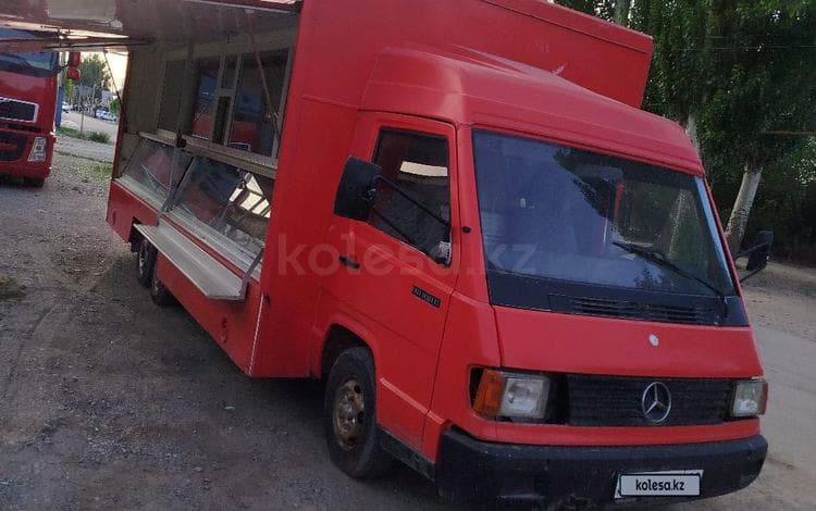 Mercedes-Benz MB 100